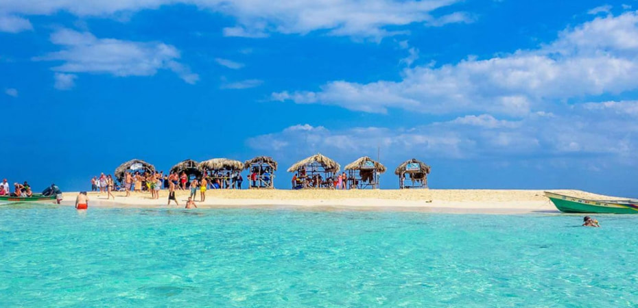 Beautiful turquoise waters and white sand of Paradise Island